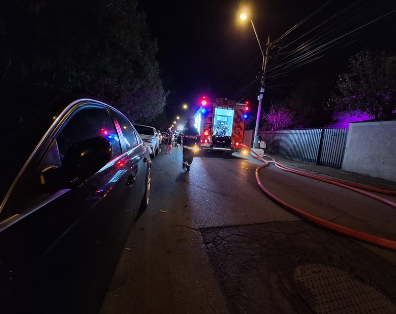 Incendiu în sectorul 5 din București. Patru case au fost cuprinse de flăcări, două persoane au suferit atac de panică