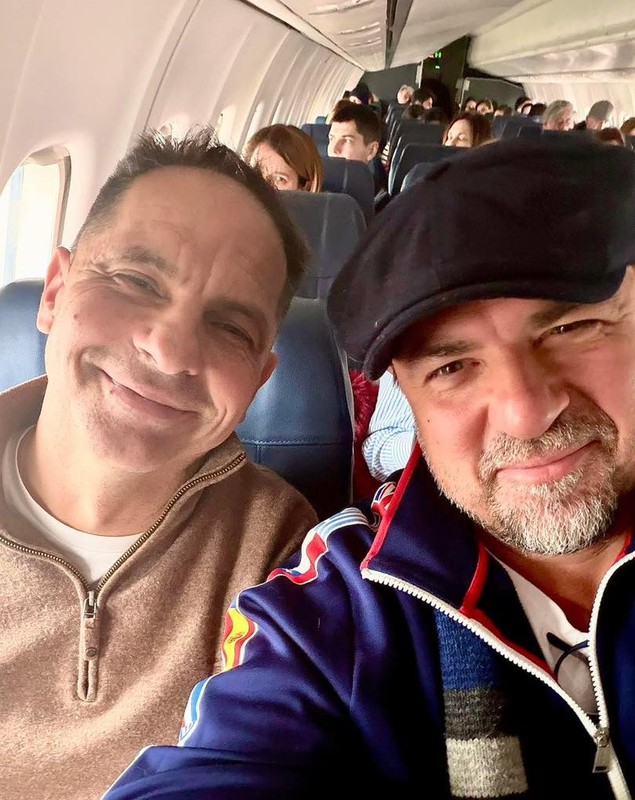 Cum au fost surprinși Horia Brenciu și Dan Negru în avion. Cântărețul l-a numit pe prezentator „unul dintre «bătrânii» televiziunii din țara asta”