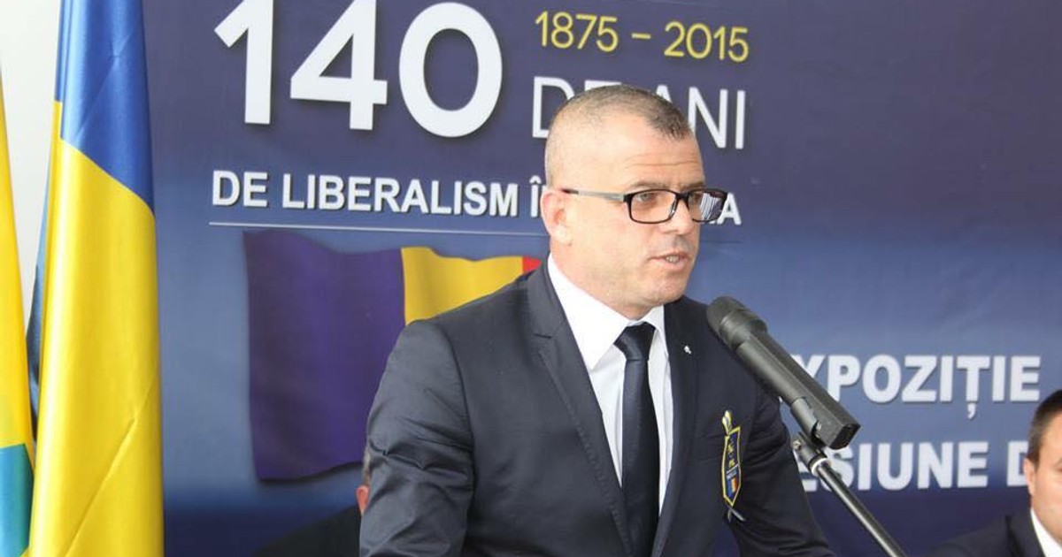 Costel Barbu, noul secretar general adjunct al Guvernului, a fost descoperit incompatibil de către Agenția Națională de Integritate pe când era primar în Teleorman. Costel Barbu, în costum și cu ochelari, la un eveniment