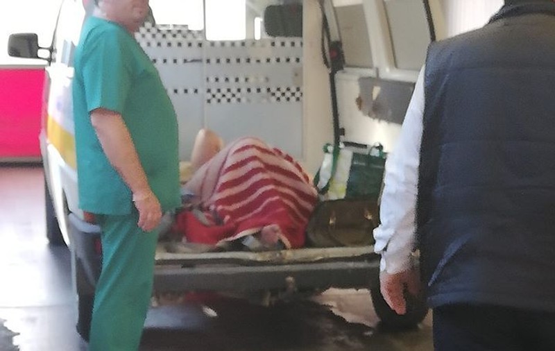 O femeie care făcuse accident vascular cerebral a fost legată în chingi și transportată fără targă la Spitalul Județean Alba. Răspunsul uluitor al conducerii spitalului