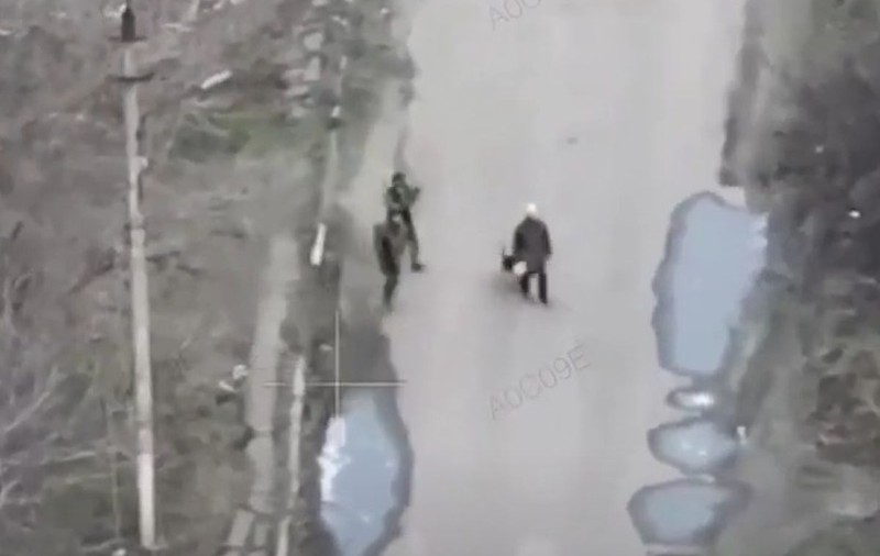 În Velika Novosilka, rușii folosesc civilii ca scuturi umane împotriva dronelor. „Știu că nu vom ataca” | VIDEO