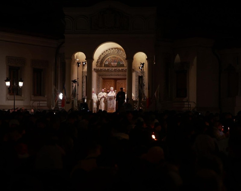 Hristos a înviat! Credincioșii au luat lumină la slujba de Înviere de la Patriarhia Română, oficiată de Preafericitul Daniel