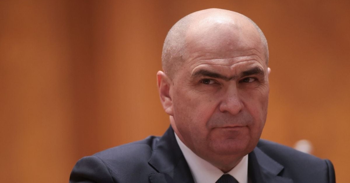 cadru restrând cu ilie bolojan, privind încruntat la votarea moțiunii de cenzură împotriva givernului pe cre il conduce, 15 decembrie 2025