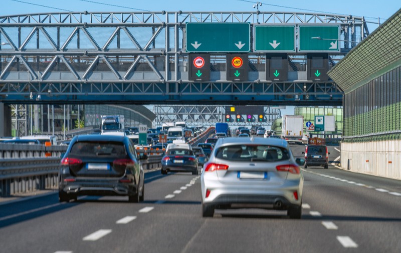 O țară din Europa introduce taxă de drum pentru toți șoferii, inclusiv străini: până la 125 de euro pe an, din 2027