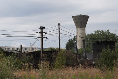 Dacă incendiul care a carbonizat depozitul de fiare vechi s-ar fi extins, blocul de locuințe din plan secund ar fi fost făcut scrum