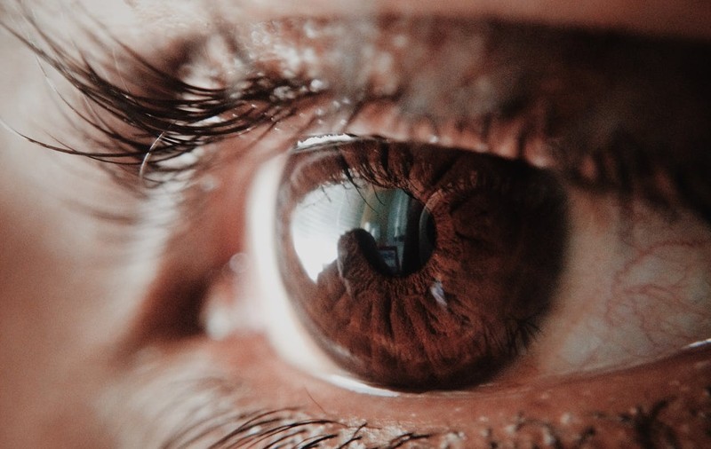 Chirurgia refractivă versus lentile de contact: care este investiția mai bună pe termen lung?