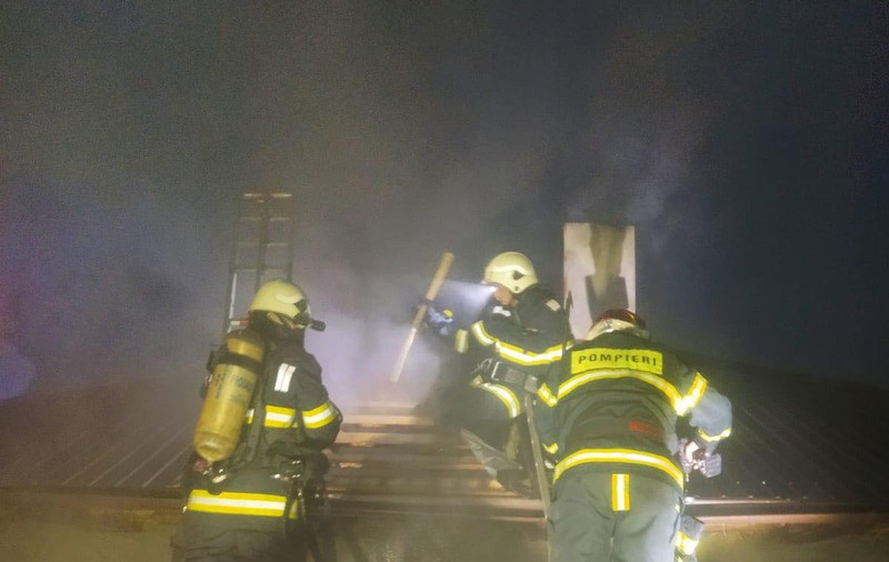 Un tânăr din Huși, rănit grav în urma unui incendiu. Doi militari l-au scos din casa cuprinsă de flăcări