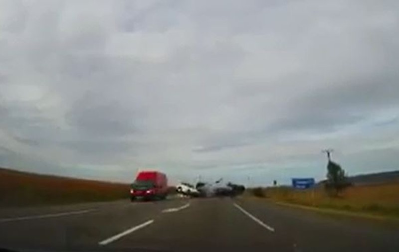 Imagini șocante! Accidentul din Vrancea, soldat cu patru morți, surprins de camera de la bordul unei mașini - VIDEO