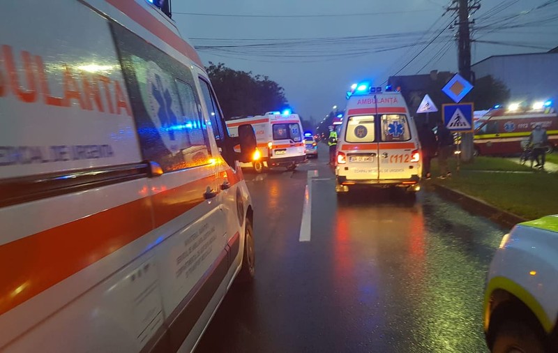 Ciocnire violentă între un microbuz și o mașină în Arad. A fost activat Planul Roșu de Intervenție
