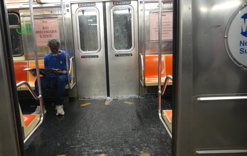 Stare de urgenţă în New York şi New Jersey din cauza ploilor şi inundaţiilor. Peste 1.100 de zboruri au fost anulate