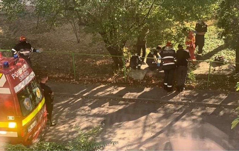 FOTO | A fost găsit mort într-o gaură de canal din sectorul 3. Ce au descoperit polițiștii pe cadavru