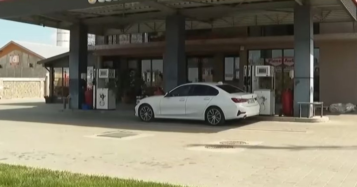 Un BMW alb, parcat în fața unei benzinării din Galați