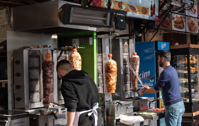 Explozie a prețului kebabului, burgerii devin și ei din ce în ce mai scumpi. Câteva restaurante din Munchen au scos deja din meniu kebabul de vițel