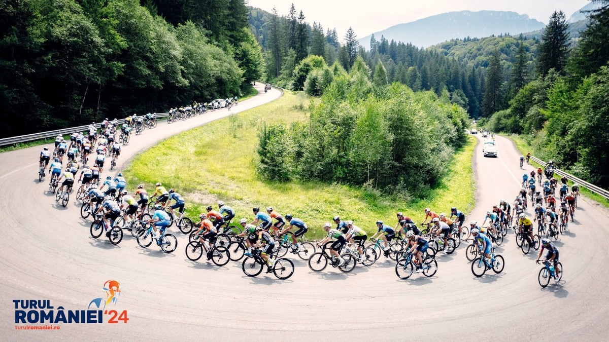Ciclisti in curba in comepetitie Turul Romaniei 2024