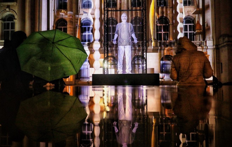 Holograma lui Constantin Brâncuși, proiectată pe fațada Muzeului Național de Artă din București, la 144 de ani de la nașterea marelui sculptor