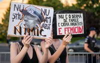 Persoane participa la un protest intitulat Niciuna infranta. Niciuna uitata. Niciuna mai putin. impotriva violentei asupra femeilor, in Piata Victoriei din Bucuresti, miercuri, 18 iunie 2025.