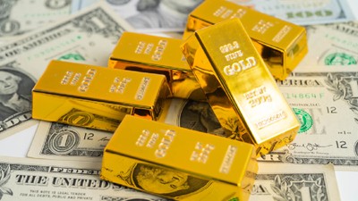 dolari și lingouri de aur