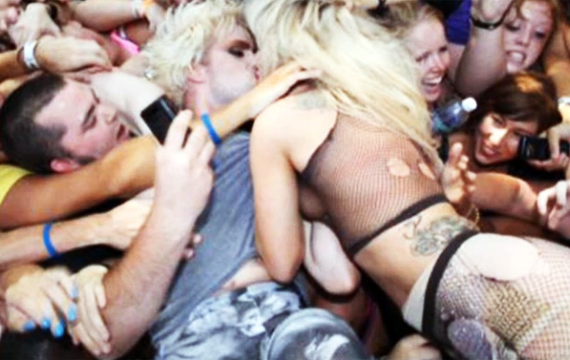 Foto&Video | Lady Gaga, aproape goală, pipăită de fani