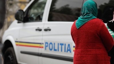 femeie-masina-politie