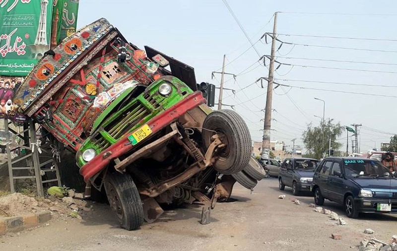 Un camion s-a prăbușit într-o prăpastie din Pakistan. Cel puțin 17 morți și 41 de răniți, au anunțat autoritățile locale