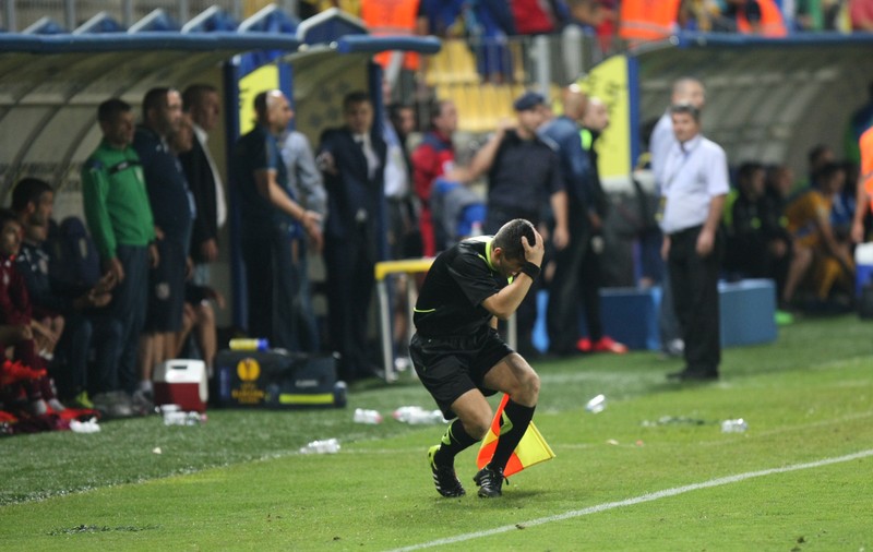 EXCLUSIV/ FOTO: Incidente la Petrolul - CFR Cluj (1-2). Asistent, lovit în cap 