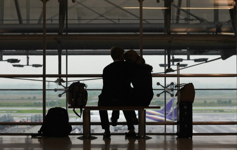 Cuplu femeie bărbat se despart aeroport