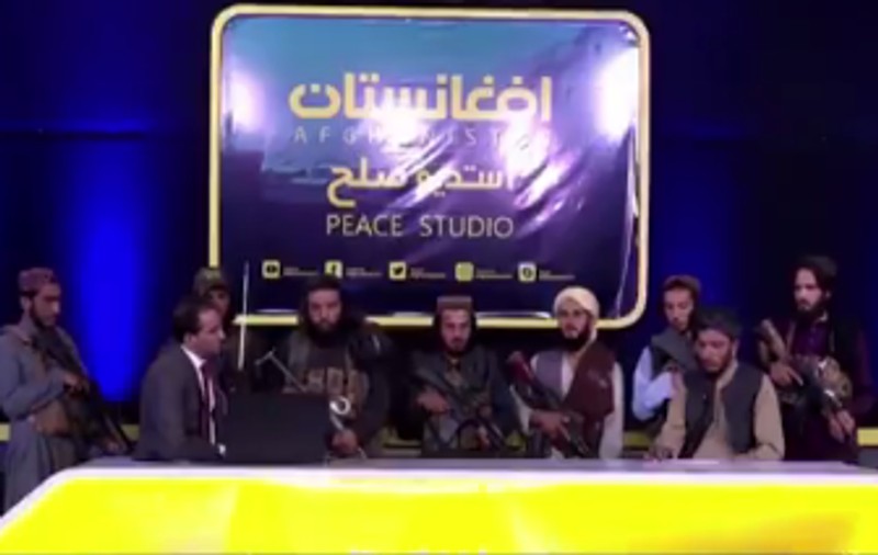 Talibani înarmați până-n dinți, mesaj de pace din studioul unui post TV afgan: „Nu vă temeți de noi”