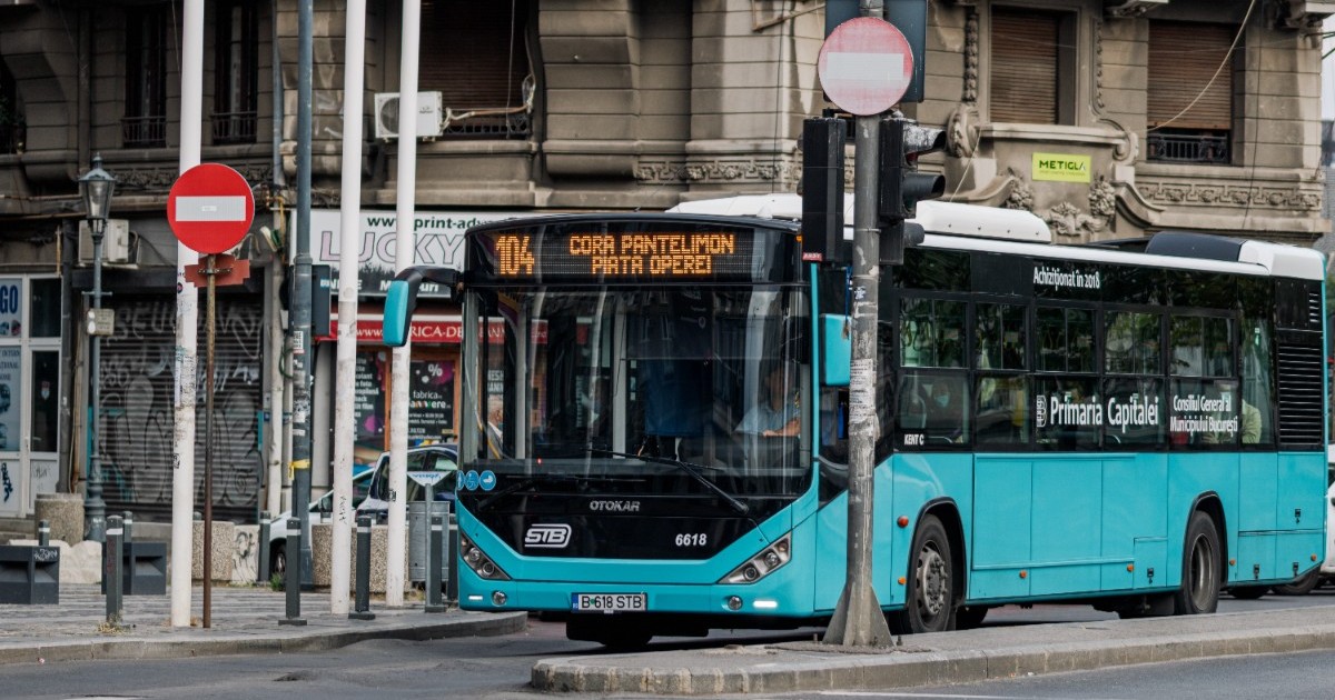 Un autobuz STB, în timp ce stă în stație la Piața Universității