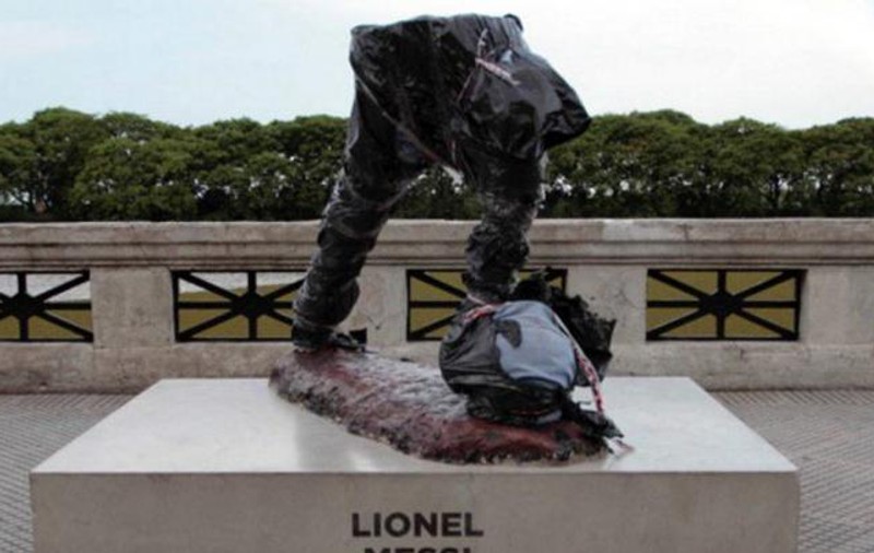 Statuia lui Messi a fost vandalizată. Starul de la Barcelona a fost ”tăiat” pe jumătate!