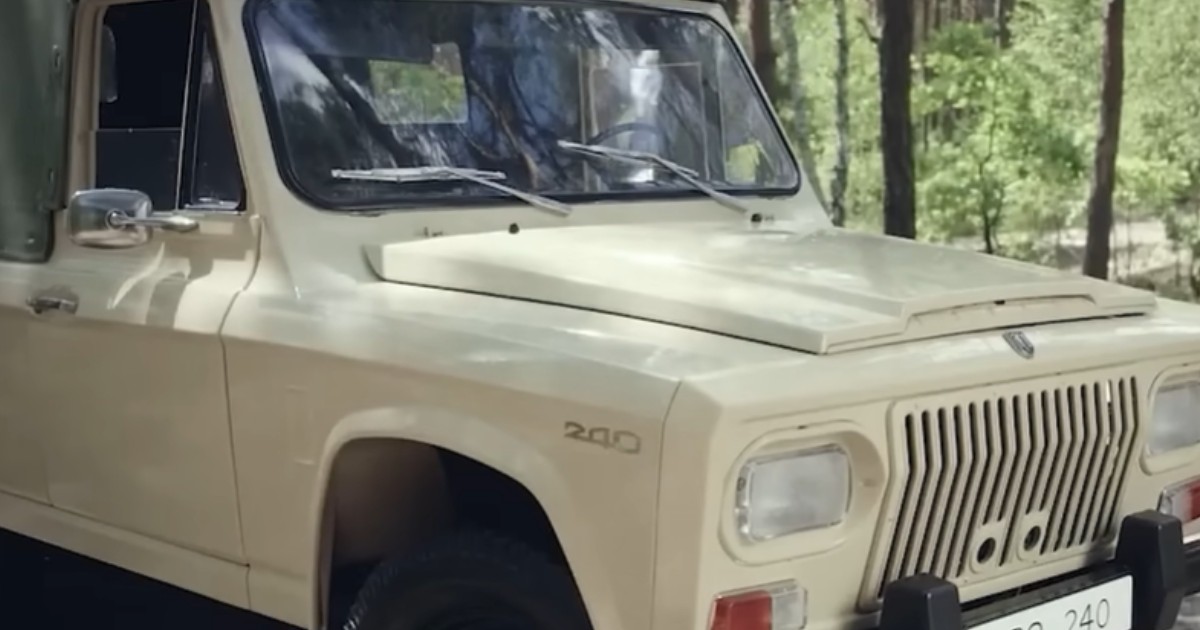 O mașină model ARO 240, de culoare bej