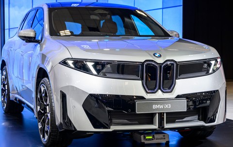 BMW iX3, un SUV crossover compact de lux, complet electric, expus în cadrul unui eveniment