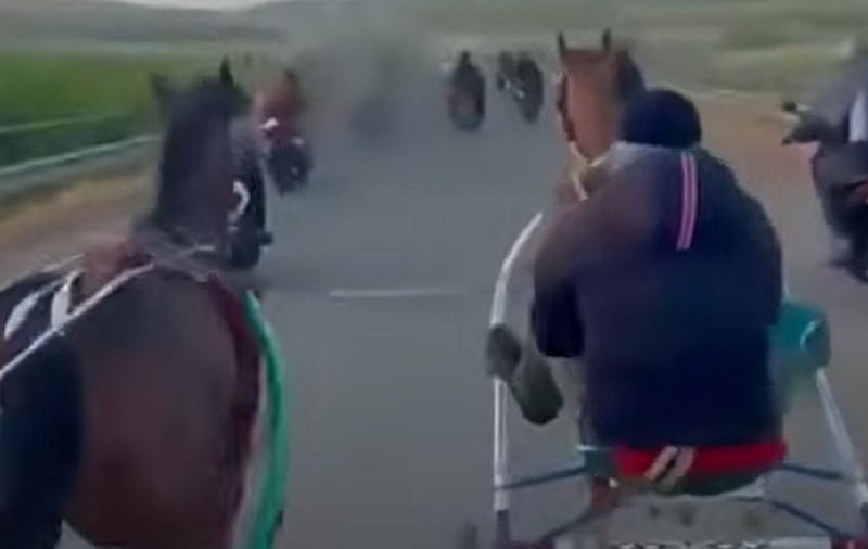 Video cu o cursă ilegală cu trăsuri trase de cai și arme Kalașnikov, în Sicilia