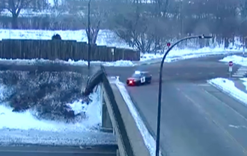 Momentul în care șoferul de 14 ani cade cu mașina de pe un pod, în Minneapolis. Copilul furase vehiculul și era urmărit de polițiști