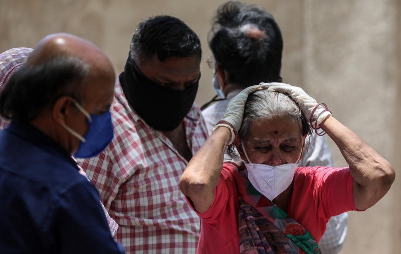 O altă față a crizei COVID din India: în zonele rurale, oamenii luptă singuri cu virusul, fără medici și spitale