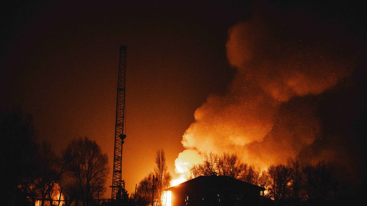 Clădire incendiată în urma unui atac masiv cu drone în orașul Dnipro. FOTO Profimedia