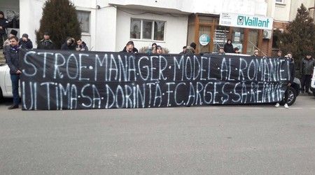 Suporterii echipei de fotbal FC Argeș au venit la funeralii sursă foto: sursata.ro