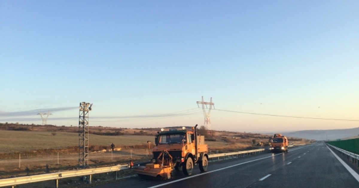 Infrastructura în România este atât de slabă încât eMag livrează mai ușor în Bulgaria decât în anumite zone ale României. Mașini de constructie pe o autostradă
