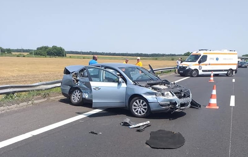 Copil de 2 ani, proiectat prin geam, într-un accident pe A2