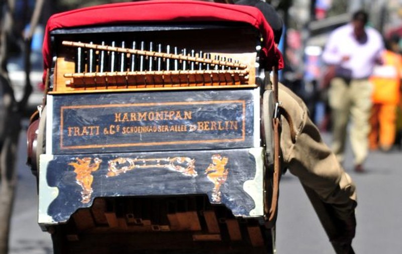 Grecii sunt DISPERAŢI! Autorităţile elene vor să impoziteze flaşnetarii