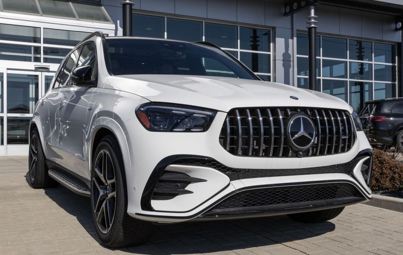 Un deputat își schimbă Mercedesul de lux de peste 100 de mii de euro după ce primul a fost ridicat de Antifraudă