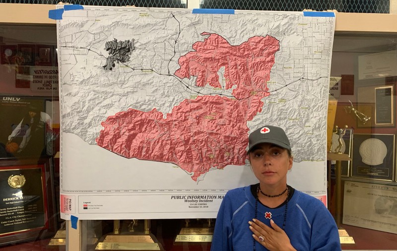 Lady Gaga le-a dus pizza sinistraților incendiilor din California și i-a cântat unei bătrâne pentru a o consola