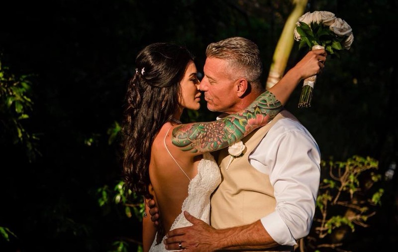 FOTO/ S-a măritat cu tatăl celei mai bune prietene, de două ori mai bătrân decât ea! Acum, cei trei pleacă împreună în vacanță!