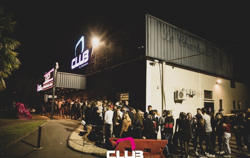 O tânără a născut pe ringul de dans dintr-un club din Franța. Ce au decis reprezentanții clubului pentru bebeluș