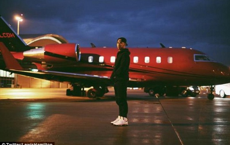 FOTO / Lewis Hamilton şi-a dat iubita de gol. Cu cine se ”consolează” când rămâne singură