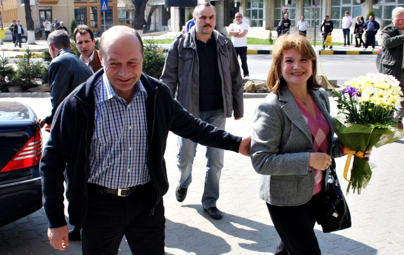 Băse a mers la o familie de localnici pentru a ciocni ouă roşii
