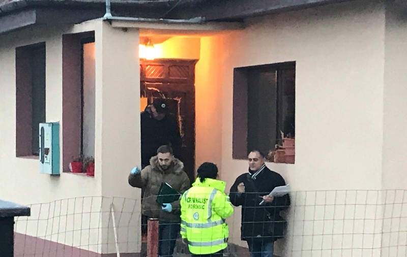 Crimă șocantă în Timiș! Un bărbat a fost decapitat cu drujba, în curtea casei sale. Motivul oribilei crime