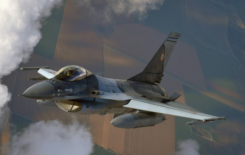 Piloţii ucraineni vor fi instruiţi în România pe F-16 prin contract, dar românii au prioritate, spune ministrul apărării