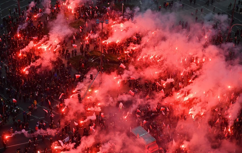 VIDEO | Peste 300 de persoane au fost reținute de polițiștii din Varșovia, după o manifestație a extremei drepte