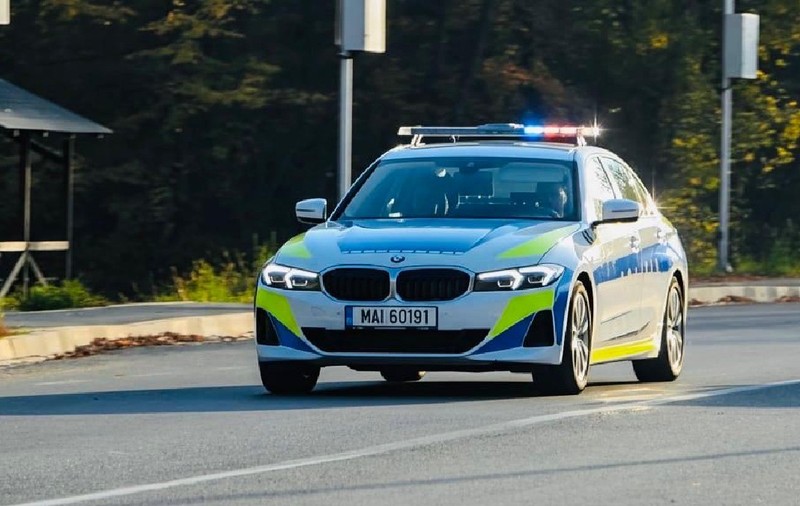 Mașină de poliție aflată în trafic