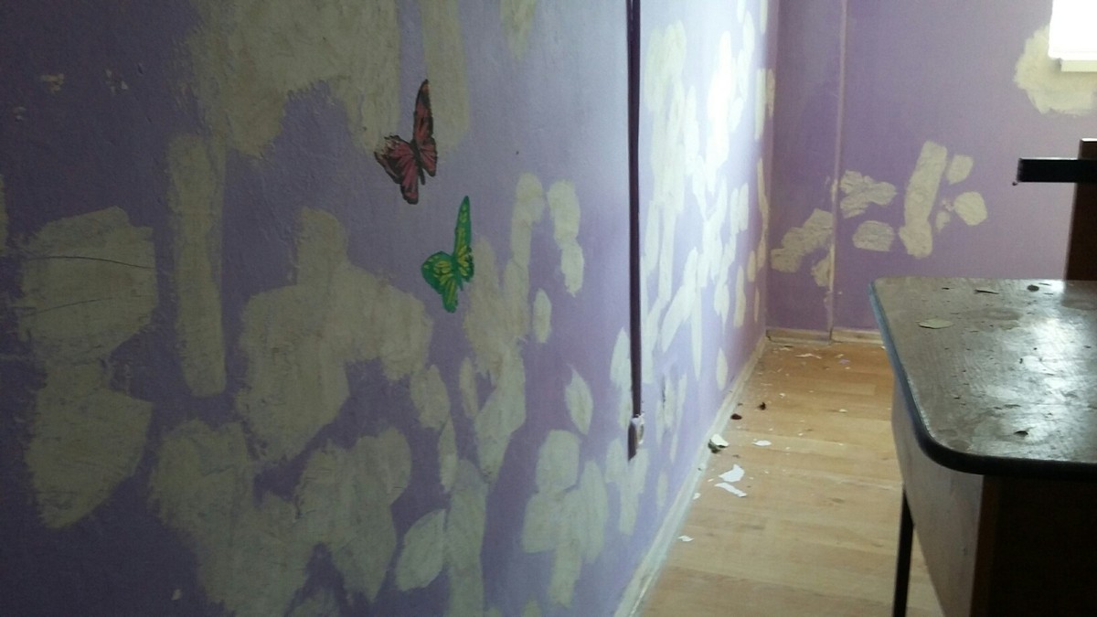 Mesaje de dragoste sau ură și desene cu inimi sau fluturi, pe pereţii camerelor din căminele studenţeşti ale Universităţii Dunărea de Jos din Galaţi